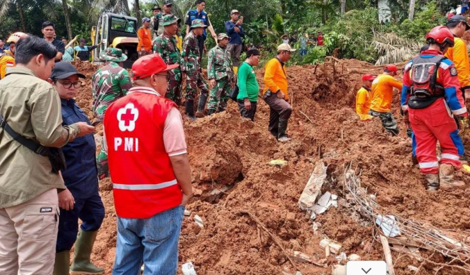 Pemprov Jateng kerahkan alat berat dan tim evakuasi untuk memaksimalkan pencarian korban longsor.